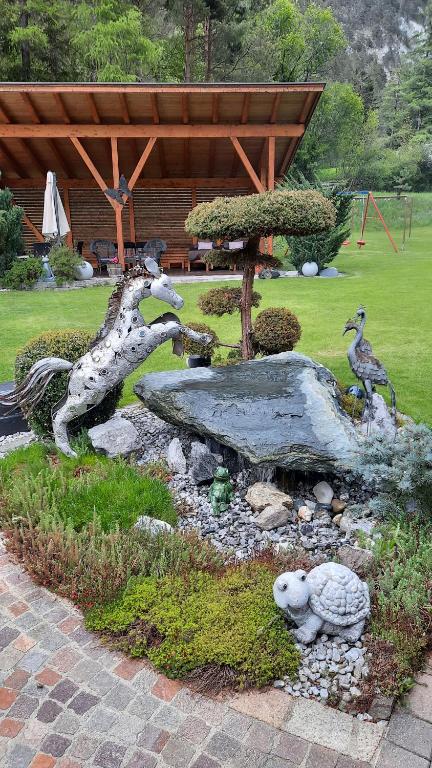 Zahrada ubytování Gästehaus Almrausch, Ferienanlage mit Pool