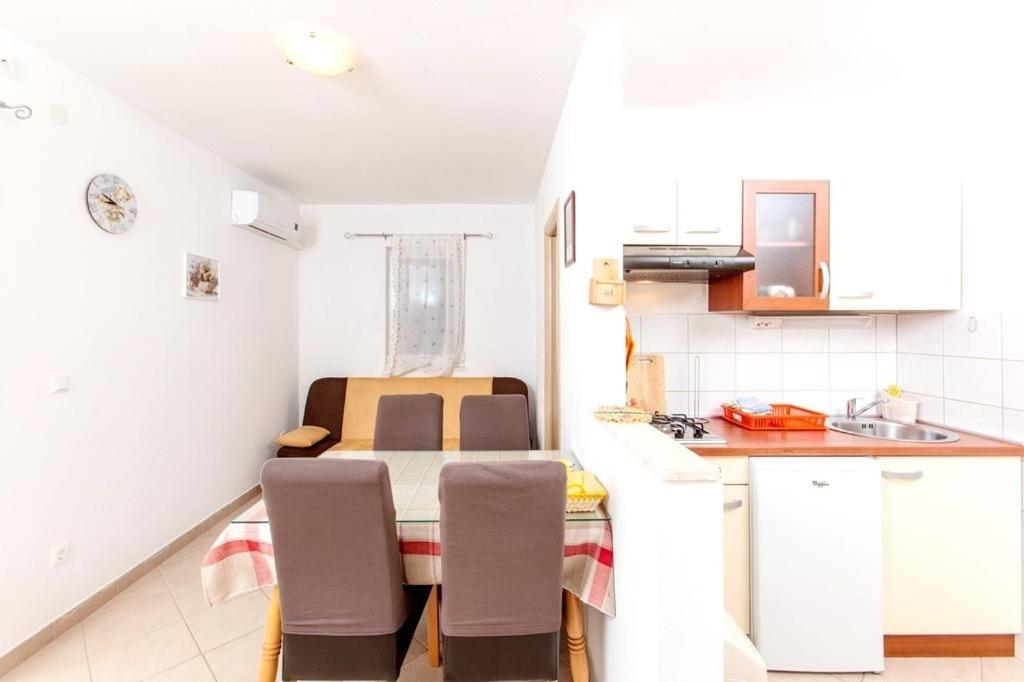 Kuchyňa alebo kuchynka v ubytovaní Apartment in Slatine with sea view, balcony, air conditioning, Wi-Fi (4784-1)