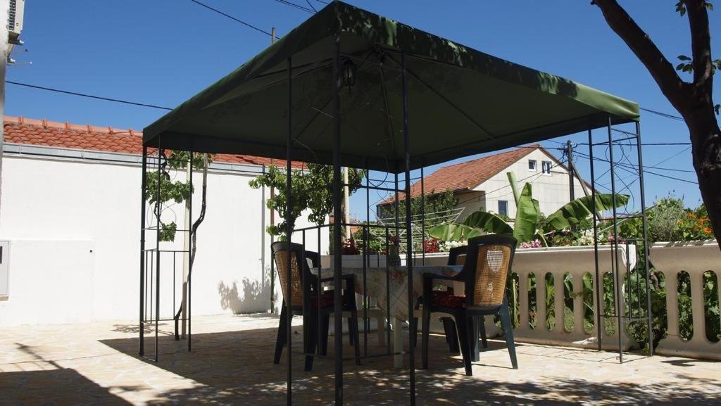 Fotografia z galérie ubytovania Apartment in Slatine with sea view, balcony, air conditioning, Wi-Fi (4784-1) v Slatine