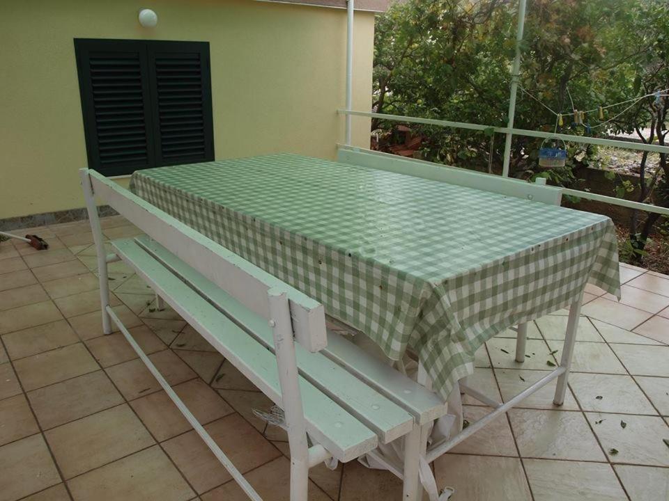 Balkón alebo terasa v ubytovaní Apartment in Slatine with sea view, balcony, air conditioning, Wi-Fi (4784-1)