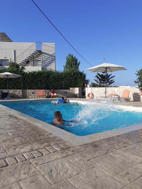 Bazén v ubytování Almyra Apartments & Suites nebo v jeho okolí