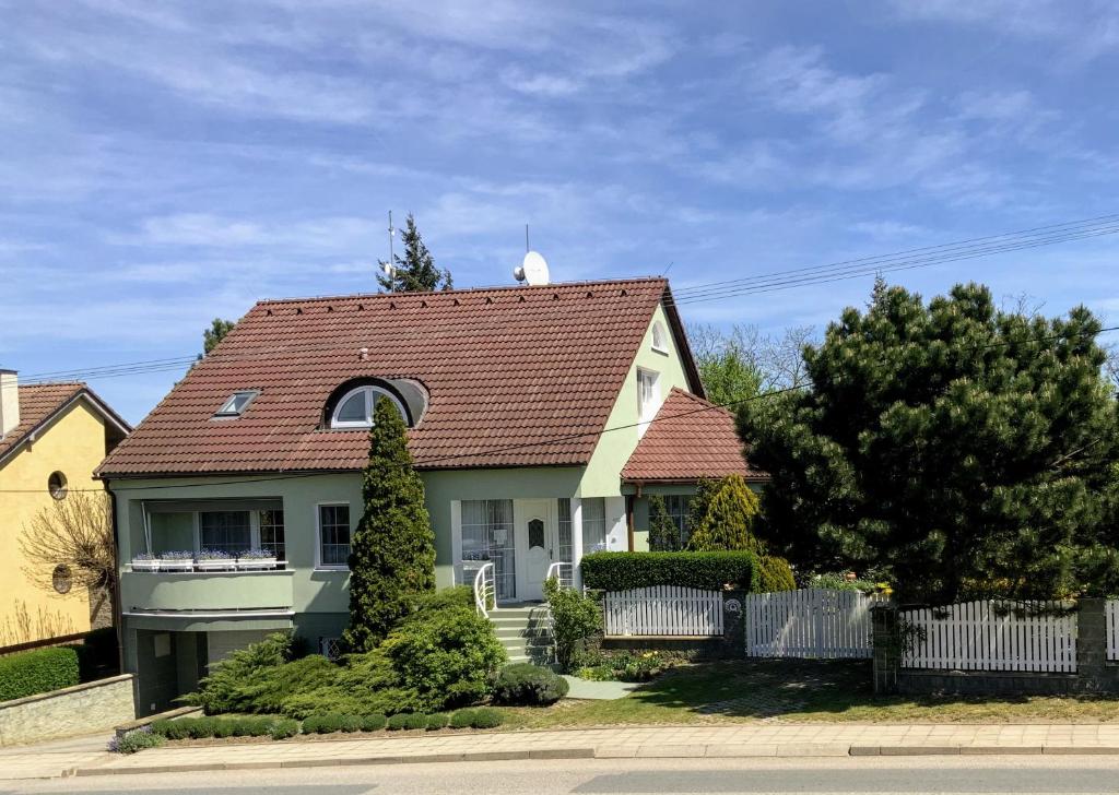 赫洛霍韋茲的住宿－Apartmán Ludmila，白色房子,有红色屋顶