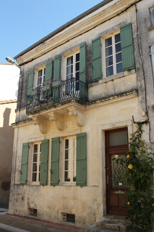 Monclar-dʼAgenaisにあるMaDamenFranceの緑の戸戸付きの古い建物