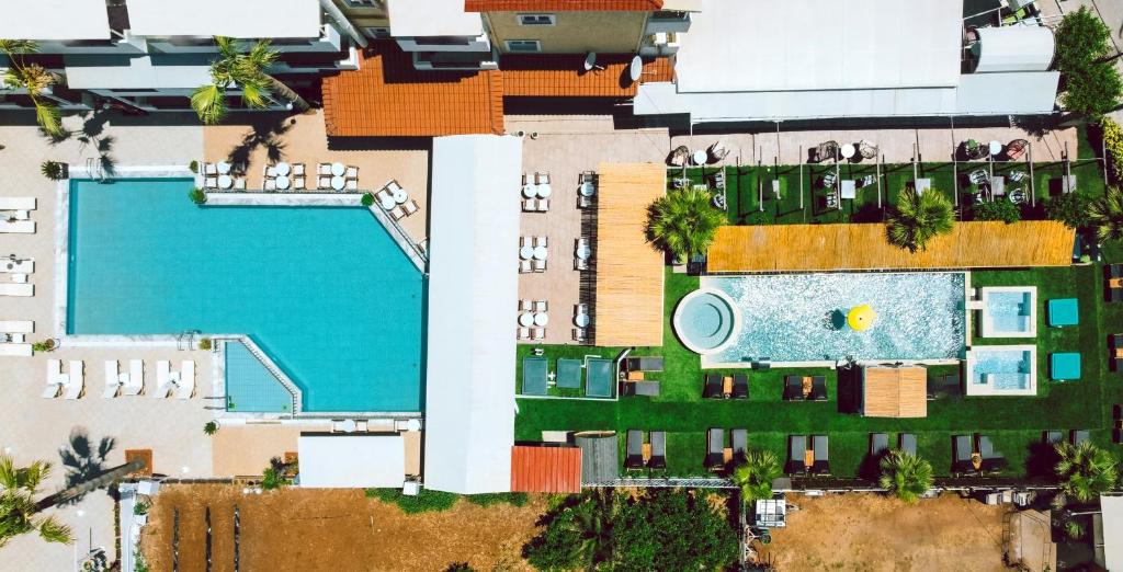 una vista aérea de un complejo con piscina en Philoxenia Hotel & SPA, en Malia