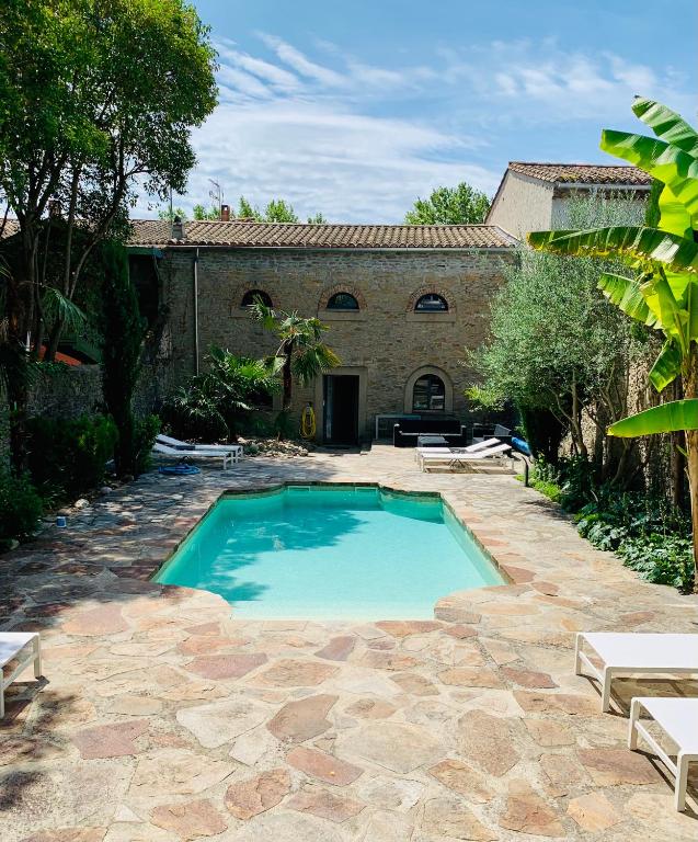 une grande piscine devant un immeuble dans l'établissement 45BB Apartment, à Carcassonne