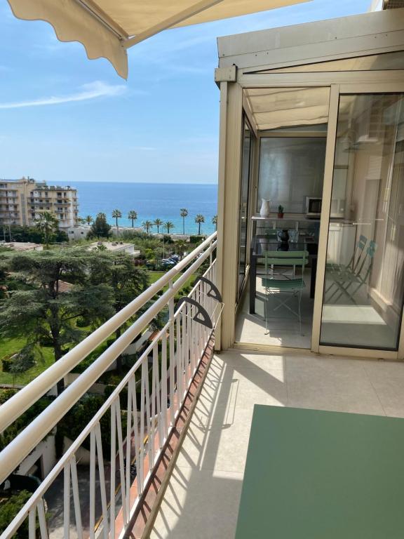 un balcon avec vue sur l'océan dans l'établissement Appartement rooftop, première ligne, vue mer, 50m de plage du Midi, à Cannes