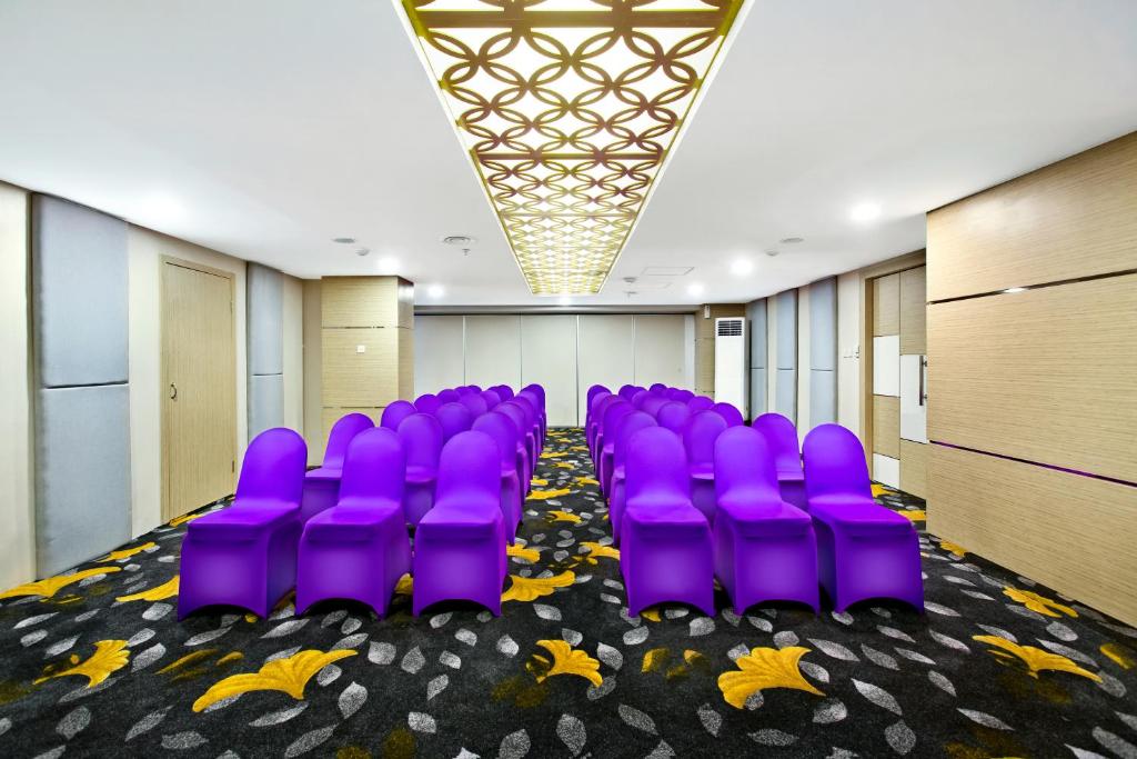Area soggiorno di Quest Hotel Darmo - Surabaya by ASTON