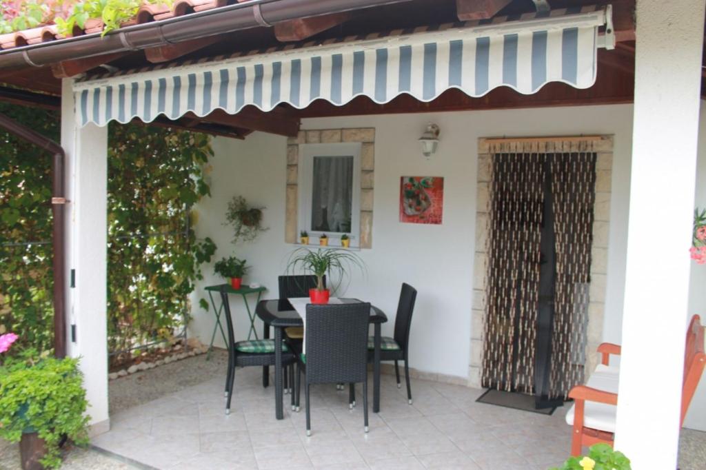 Patio nebo venkovní prostory v ubytování Ferienwohnung in Sabunike mit Terrasse, Klimaanlage, W-LAN (231-2)