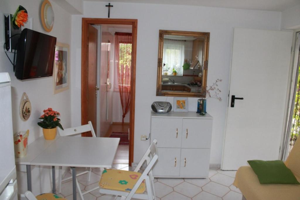Kuchyň nebo kuchyňský kout v ubytování Ferienwohnung in Sabunike mit Terrasse, Klimaanlage, W-LAN (231-2)