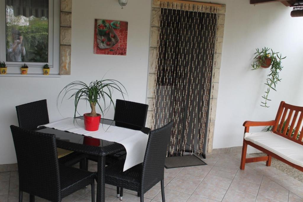 Posezení v ubytování Ferienwohnung in Sabunike mit Terrasse, Klimaanlage, W-LAN (231-2)