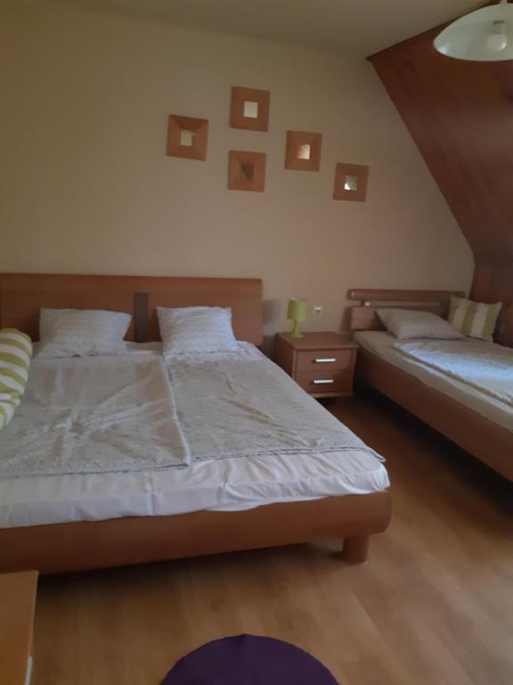 1 dormitorio con 2 camas individuales en Pákász Nyaralóház, en Tiszafüred