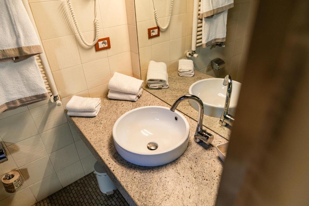 Koupelna v ubytování Hotel Langhe
