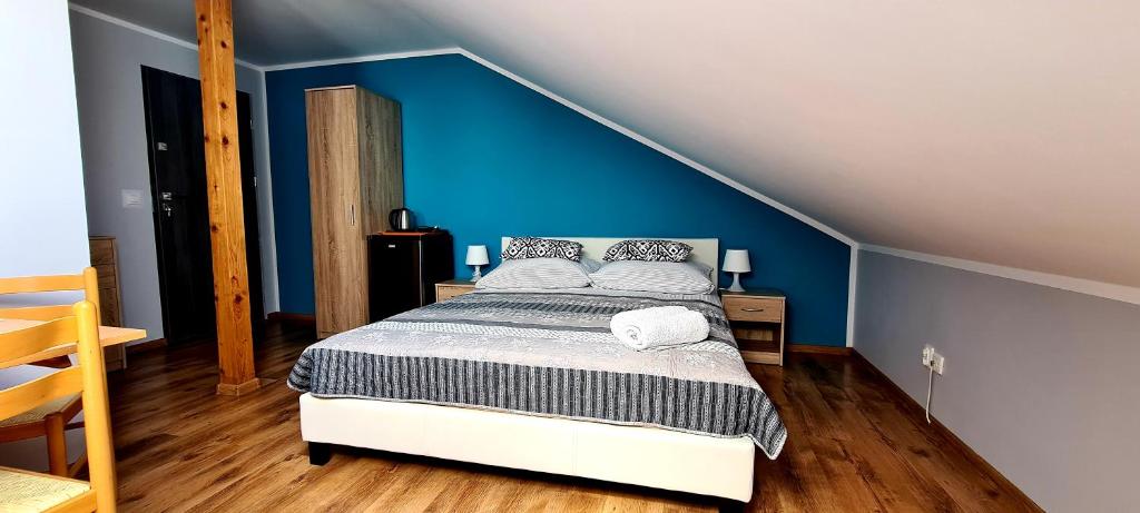 En eller flere senge i et værelse på Moris Pokoje Gościnne