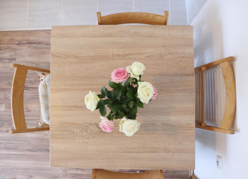 a bouquet of pink and white roses sitting on a table at Zeleno srce in Soko Banja