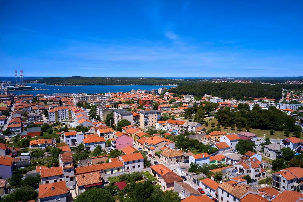 z powietrza widok na miasto z pomarańczowymi dachami w obiekcie Apartment Olivix w Puli