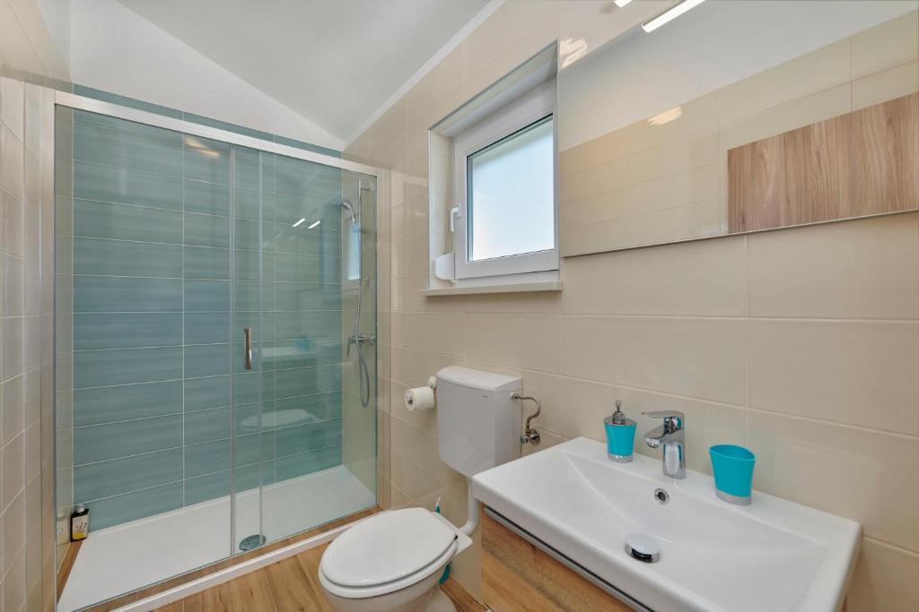 łazienka z prysznicem, toaletą i umywalką w obiekcie Apartment Olivix w Puli
