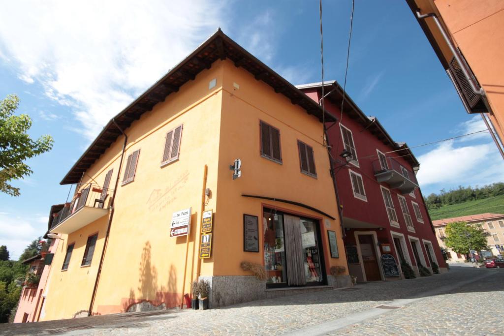 a building on the side of a street at Vicolo del Pozzo in Barolo