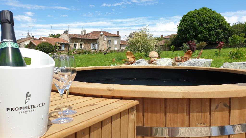 een vat met een fles wijn en een wijnglas bij Gite La Grange de Jeanne in Rancon