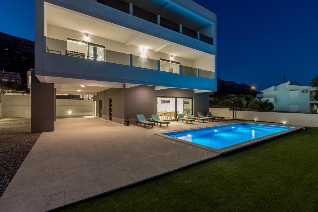Bazén v ubytovaní Luxury Villa La nonna Ana - heated pool, sea view, near Split alebo v jeho blízkosti