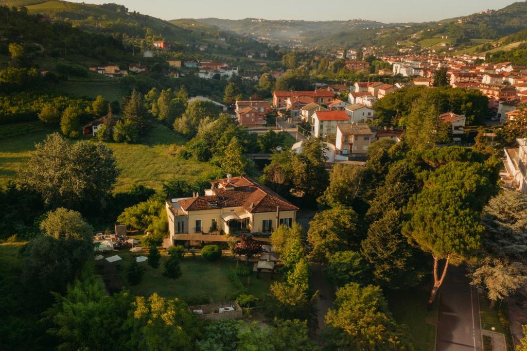 een luchtfoto van een huis in een dorp bij Hotel Langhe in Alba