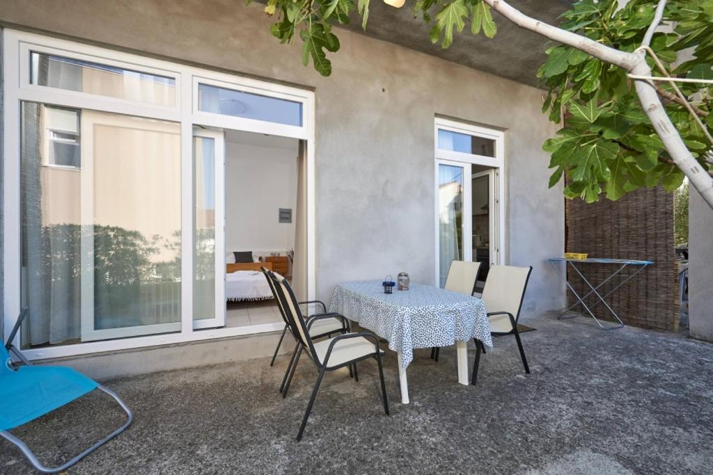 Balkón alebo terasa v ubytovaní Apartment in Slatine with terrace, air conditioning, WiFi (4789-1)