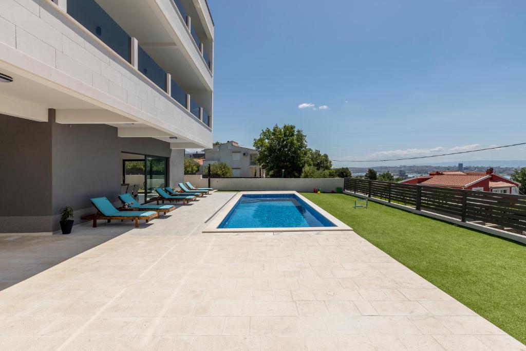 Bazén v ubytovaní Luxury Villa La nonna Ana - heated pool, sea view, near Split alebo v jeho blízkosti