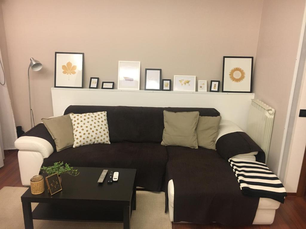 un soggiorno con divano bianco e nero di apartmentsIT via Verona 16 ad Alba Adriatica