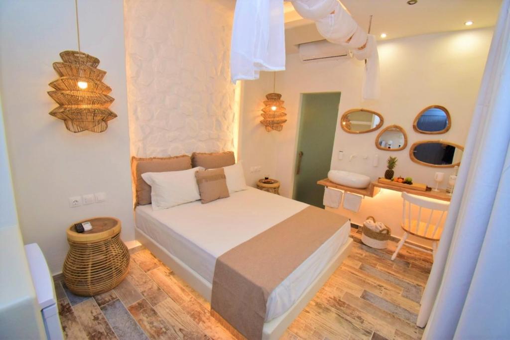 Un dormitorio con una cama y una mesa. en Naxos Petite Studios, en Agios Prokopios