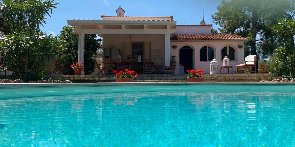 une maison avec une piscine devant une maison dans l'établissement Villa Vittoria, à Vieste