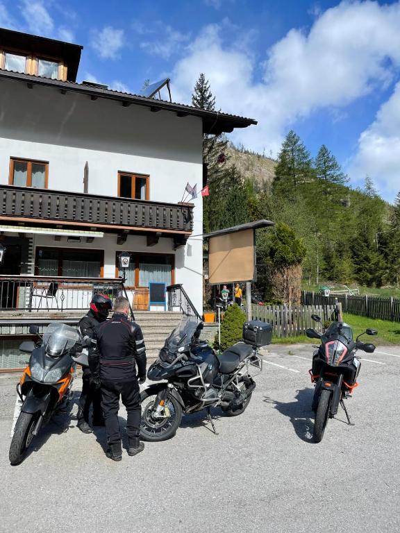Hosté ubytování Tattoo PENSION mit Restaurant und Tattoo-Studio