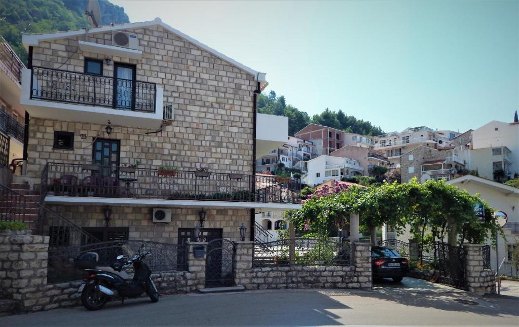 un scooter garé devant un bâtiment dans l'établissement Vila Teodora, à Sveti Stefan