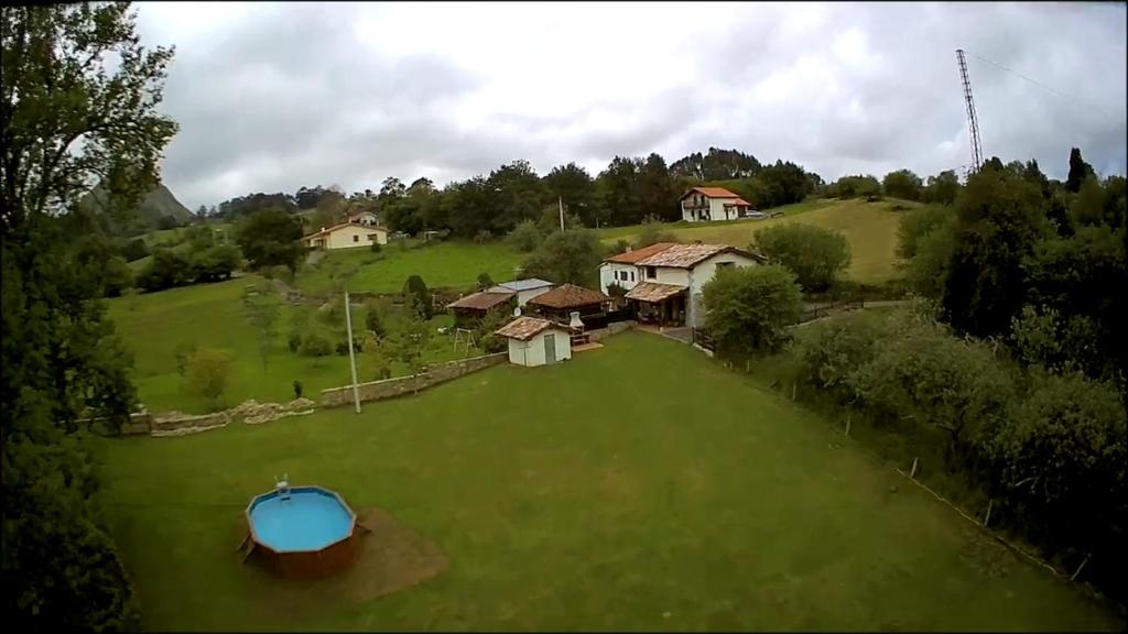 an aerial view of a house on a green field at Vivienda Vacacional Del Busto in Fresno