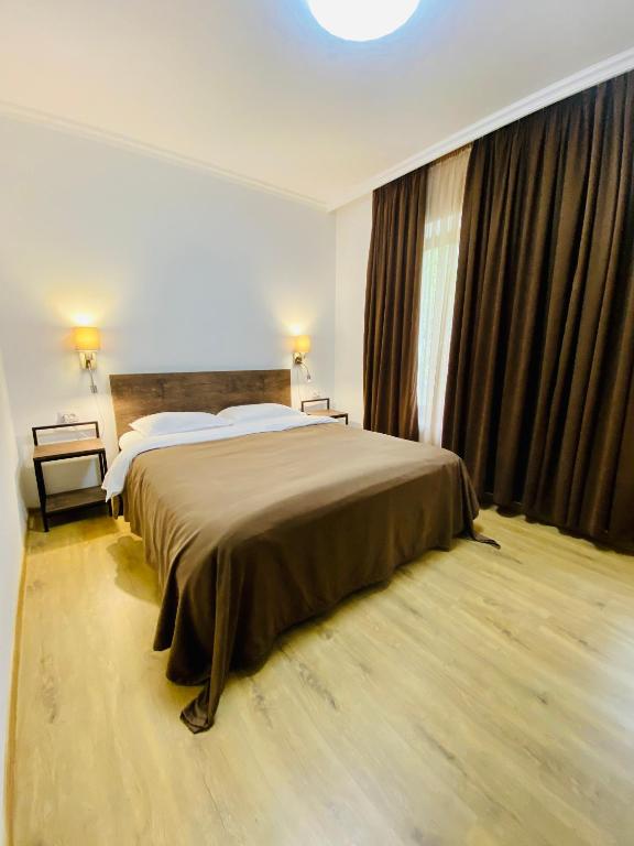 Ένα ή περισσότερα κρεβάτια σε δωμάτιο στο HOTEL KAZBEGI 1963