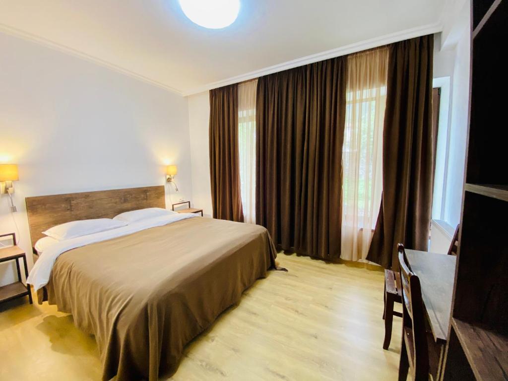 Ένα ή περισσότερα κρεβάτια σε δωμάτιο στο HOTEL KAZBEGI 1963