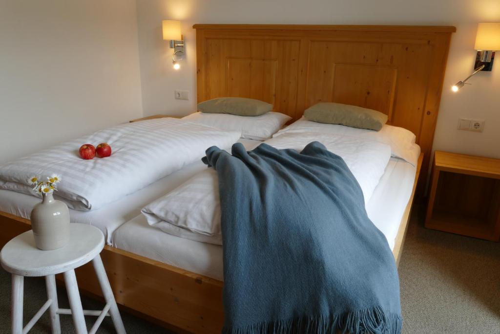 2 nebeneinander sitzende Betten in einem Schlafzimmer in der Unterkunft Pension Geissler-Reicher in Oberwölz Stadt