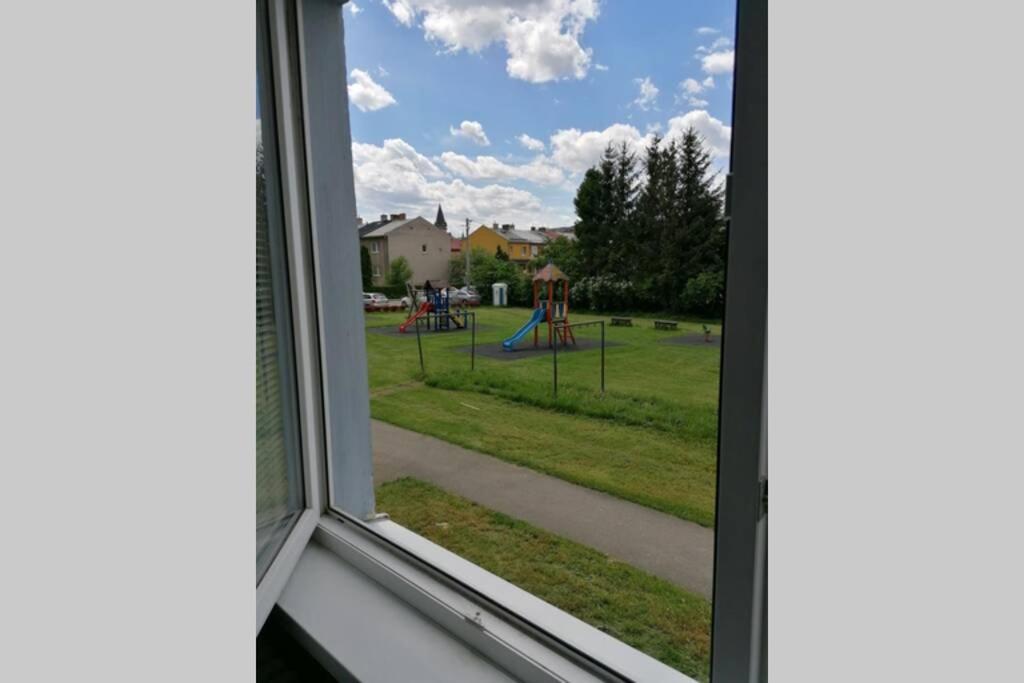 ventana con vistas a un parque infantil en Apartmán blízko hlavnej stanice a centra mesta en Bardejov