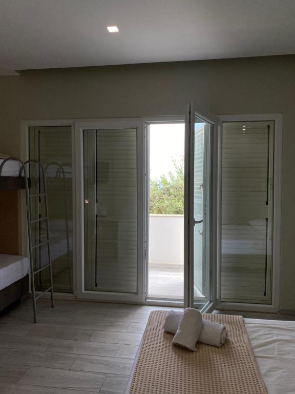Postel nebo postele na pokoji v ubytování Drimades Blue Rooms