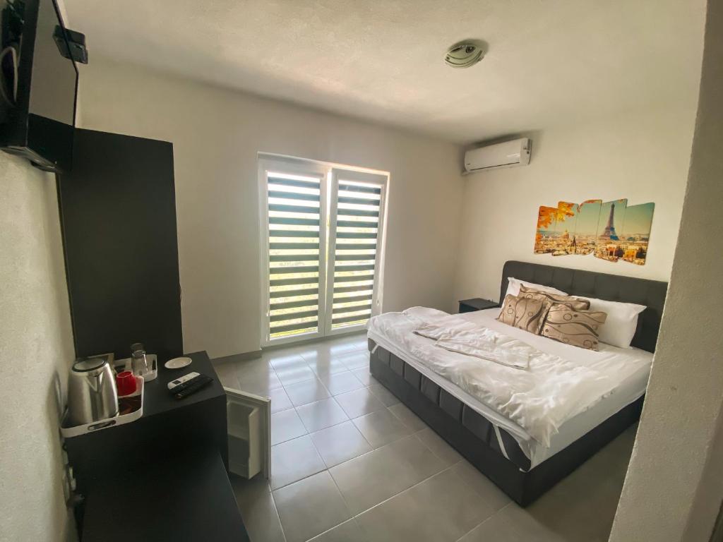 Postel nebo postele na pokoji v ubytování Hotel Etno Selo Timcevski