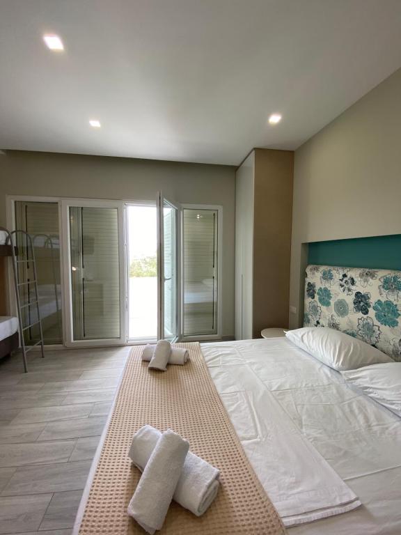 Postel nebo postele na pokoji v ubytování Drimades Blue Rooms