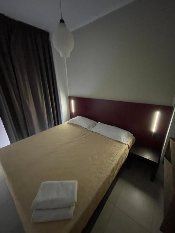 Postel nebo postele na pokoji v ubytování Fellini Rimini