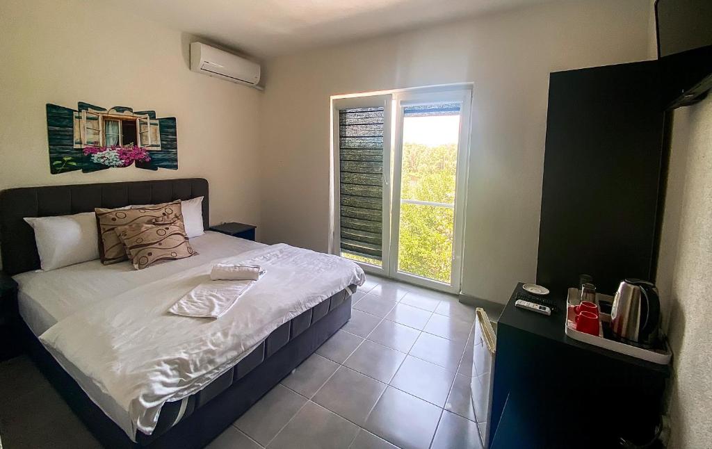 Postel nebo postele na pokoji v ubytování Hotel Etno Selo Timcevski
