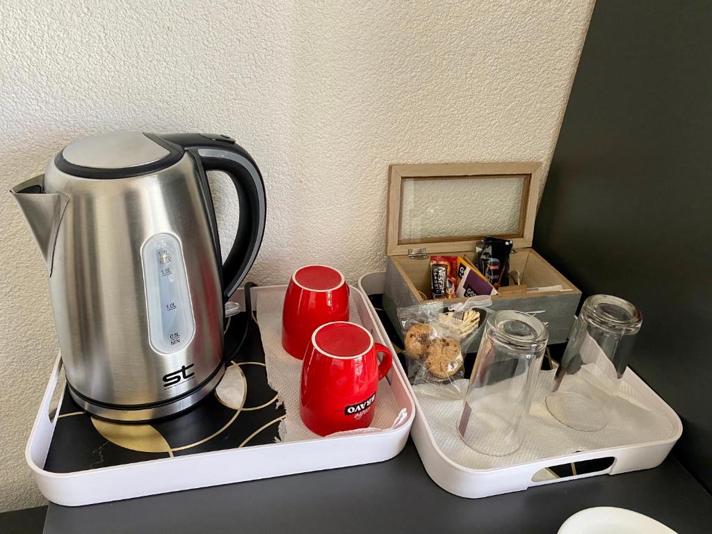 Příslušenství pro přípravu čaje a kávy v ubytování Hotel Etno Selo Timcevski