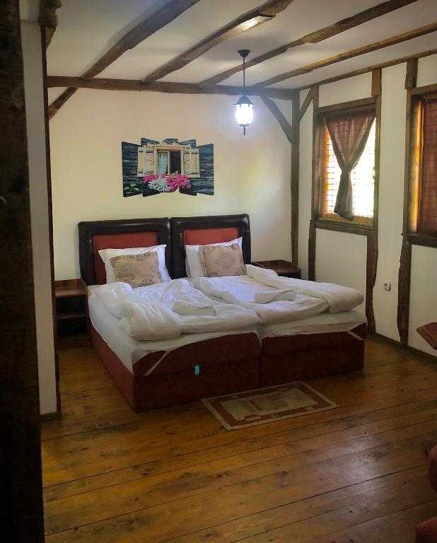 Postel nebo postele na pokoji v ubytování Hotel Etno Selo Timcevski