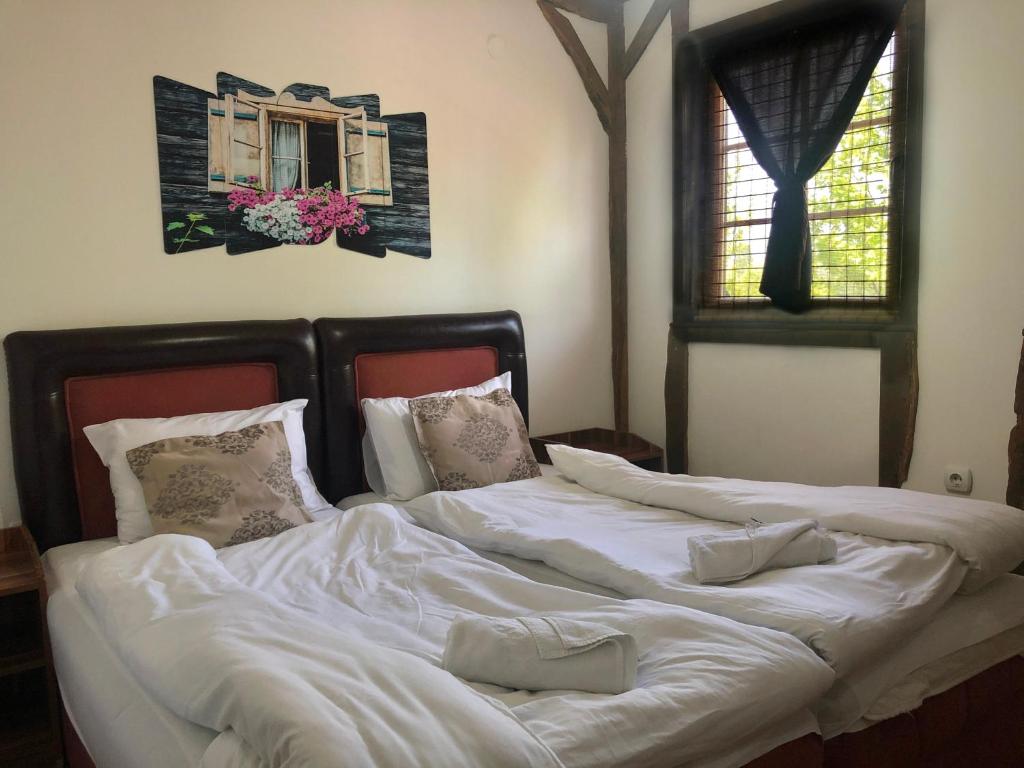 Postel nebo postele na pokoji v ubytování Hotel Etno Selo Timcevski