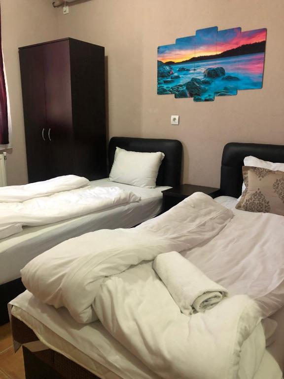 Postel nebo postele na pokoji v ubytování Hotel Etno Selo Timcevski