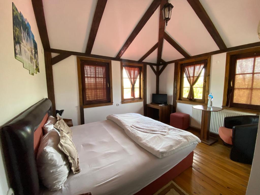 Postel nebo postele na pokoji v ubytování Hotel Etno Selo Timcevski
