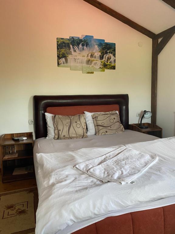 Postel nebo postele na pokoji v ubytování Hotel Etno Selo Timcevski