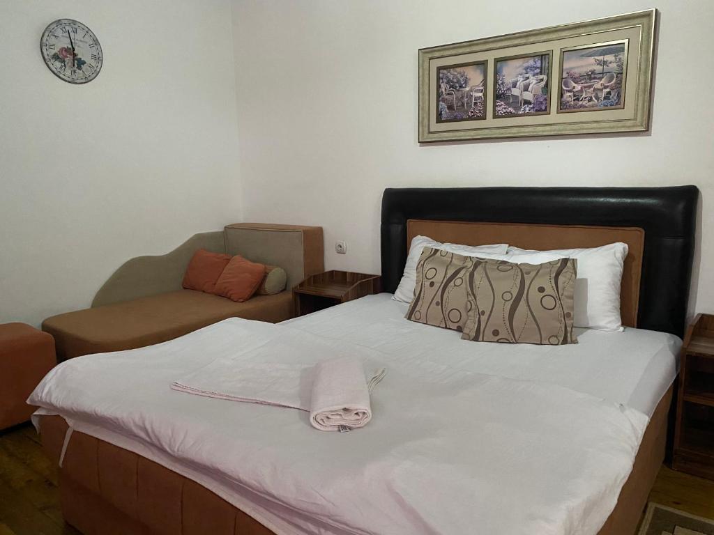 Postel nebo postele na pokoji v ubytování Hotel Etno Selo Timcevski