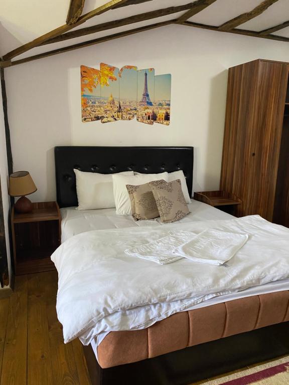 Postel nebo postele na pokoji v ubytování Hotel Etno Selo Timcevski