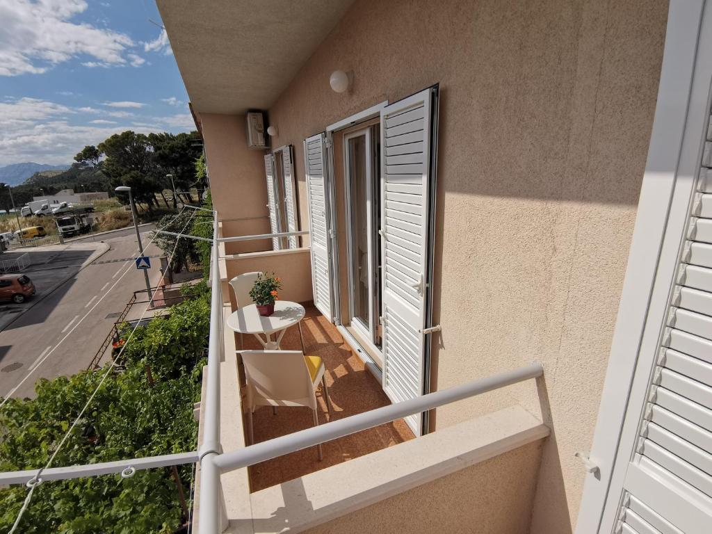 Balkón nebo terasa v ubytování Apartmani Riba